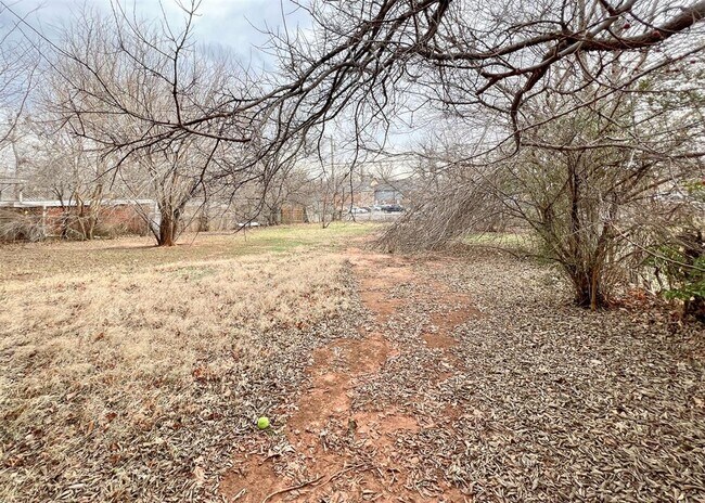 Building Photo - 208 E 14th St