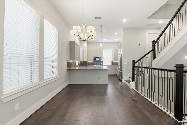 Building Photo - 819 Algona Ave