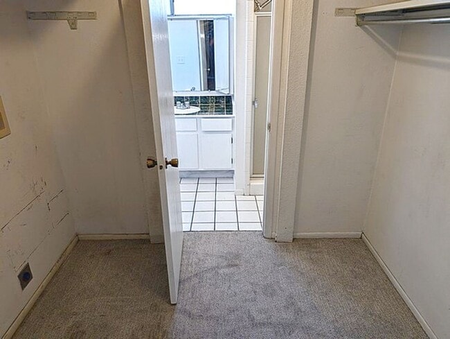 Building Photo - Great location Sugarhouse Condo