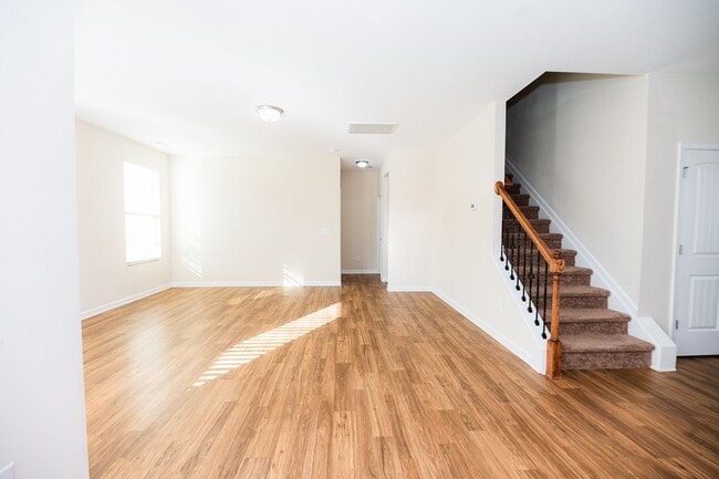 Building Photo - Spacious 5 Bedroom, 3 bath home in Greensboro with 2 car garage