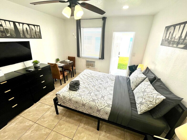 Building Photo - 338 Van Buren St