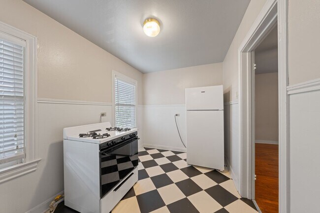 Building Photo - Charming 1-Bed Bungalow with Carport in Central San Antonio – Cozy, Bright, and Move-In Ready!