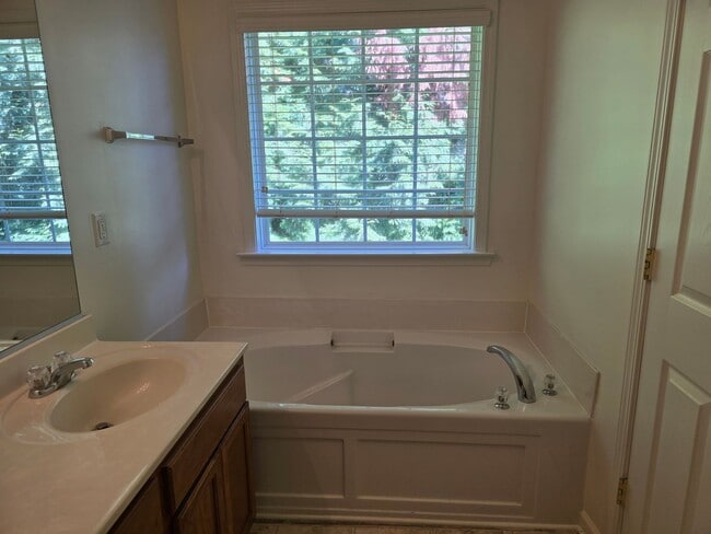 Building Photo - $250 Off 1 Month if leased by 12/25/25