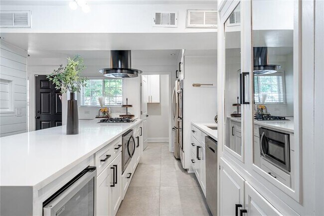 Building Photo - 1445 Monroe Dr NE