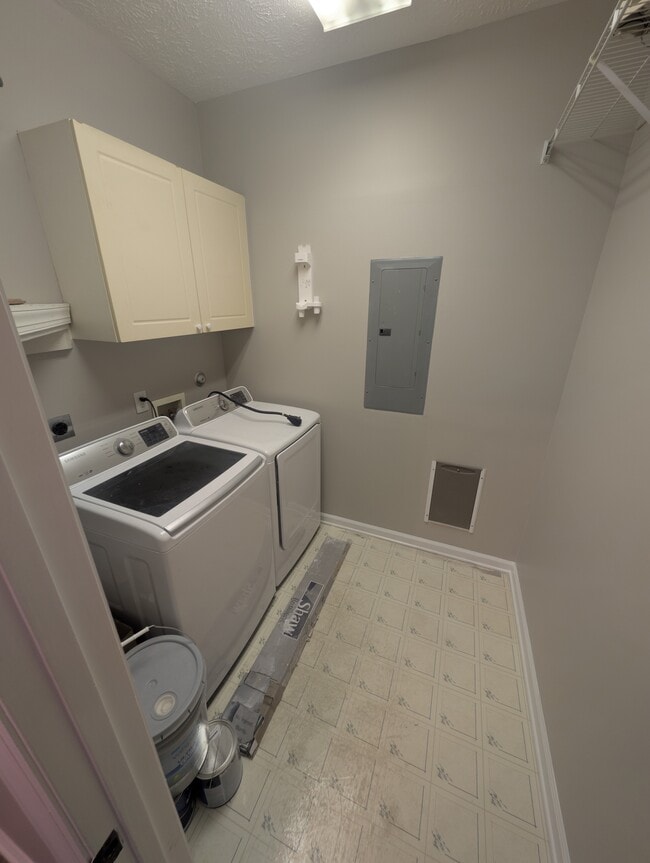 Building Photo - 717 Windsor Dr SE