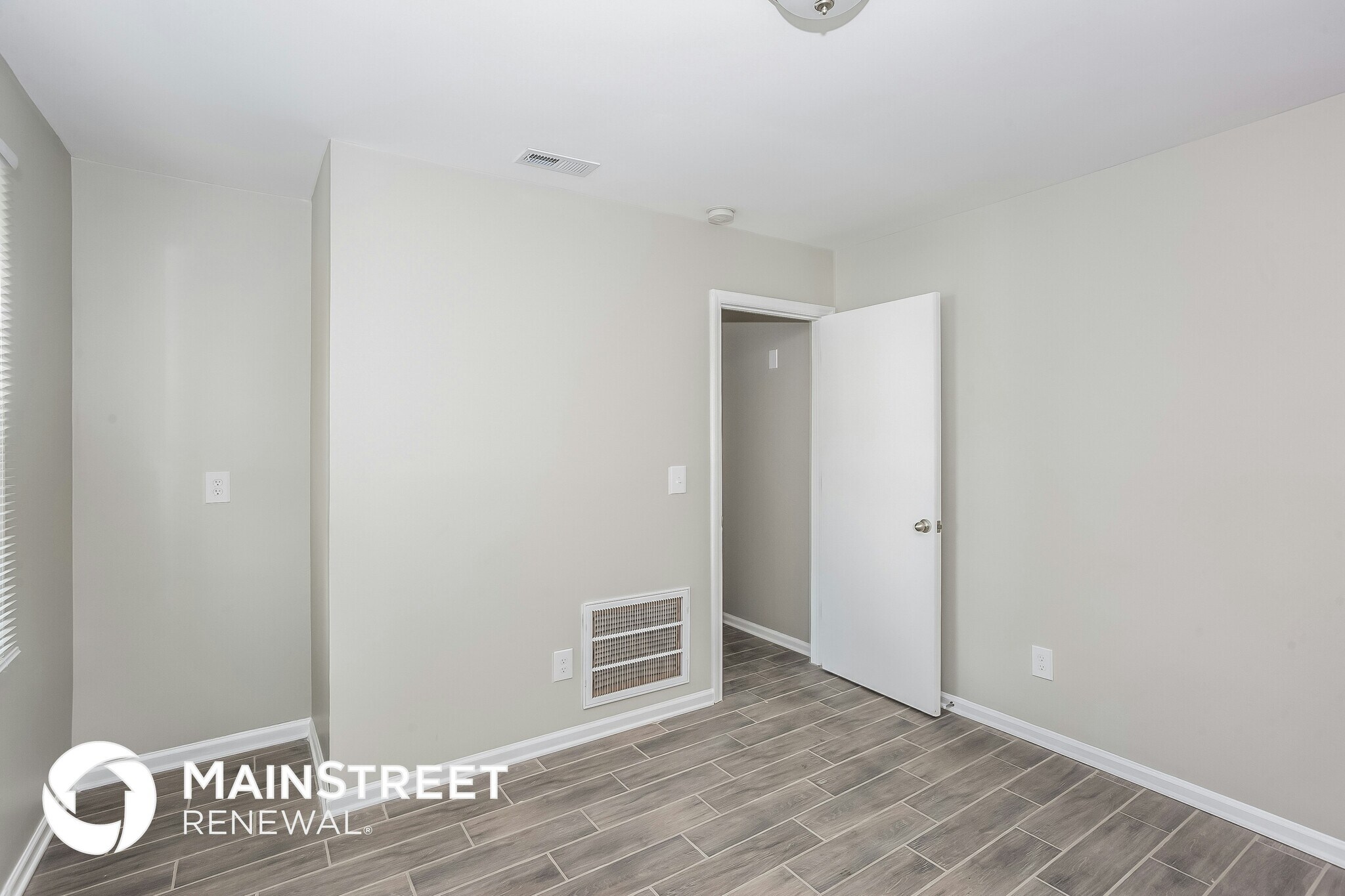 Building Photo - 10026 Topeka Dr