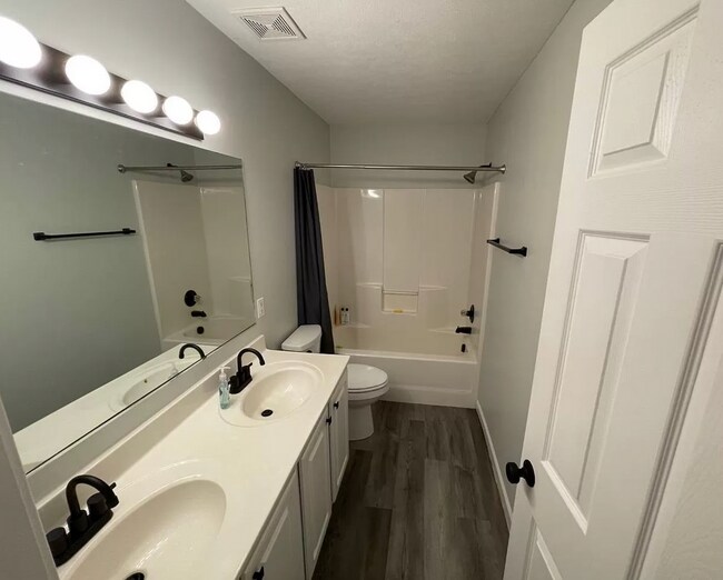 Building Photo - 2 Bedroom || 1.5 Bathroom Townhome