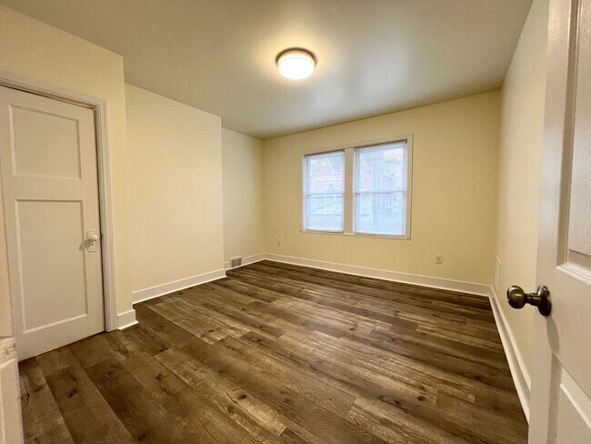 Building Photo - 3 / 4 Bedroom , 2 full Baths Apartment in ...