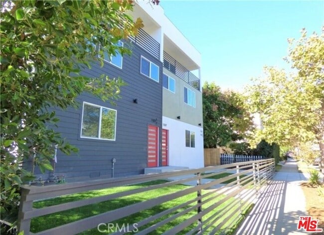 Primary Photo - 1113 Carmona Ave
