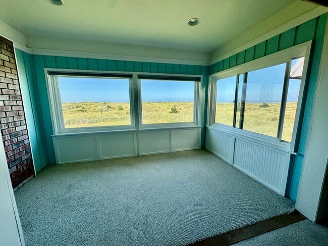 Building Photo - 2 Bedroom Beach Front Condo in Ocean Park!