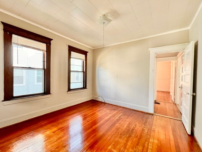 Building Photo - 118 Sutton Ave