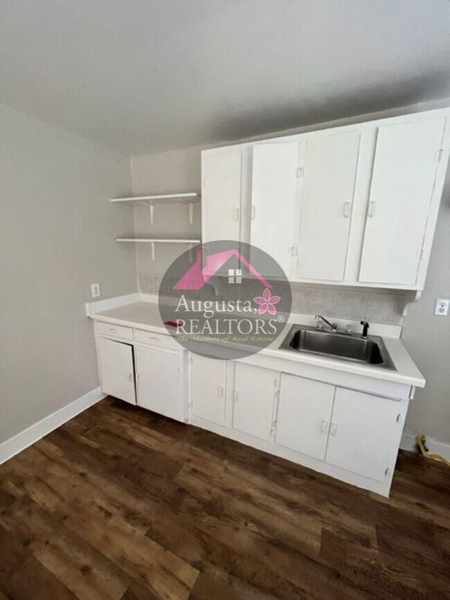 Building Photo - Adorable One Bedroom Duplex!