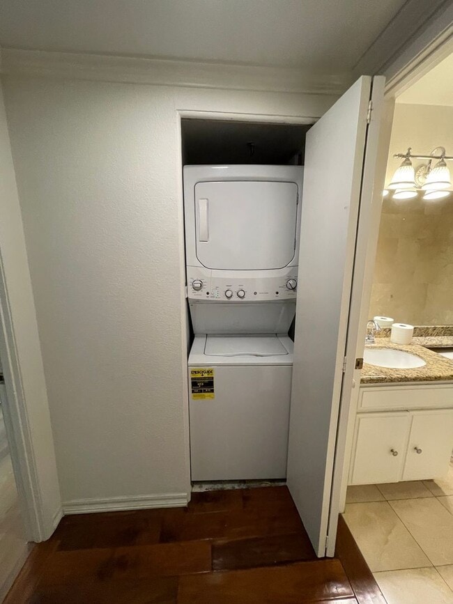 Building Photo - 600 W 9th St