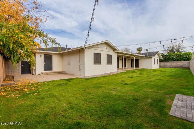 Building Photo - 5001 E Mitchell Dr