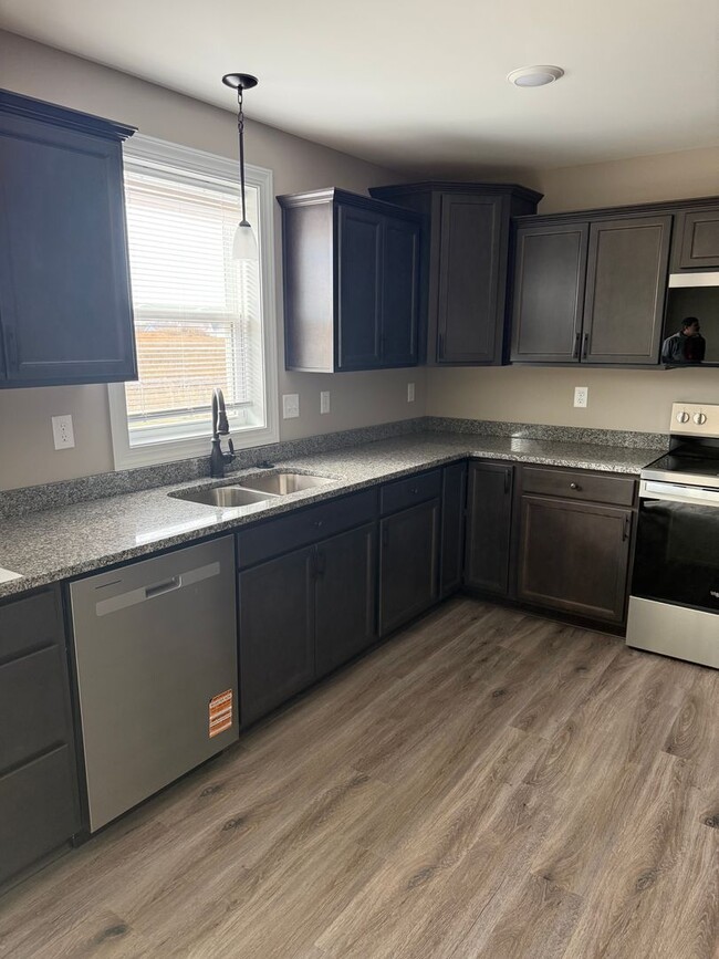 Building Photo - 243 Woodridge Dr