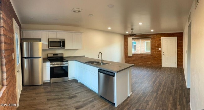 Building Photo - 1006 S Dorsey Ln
