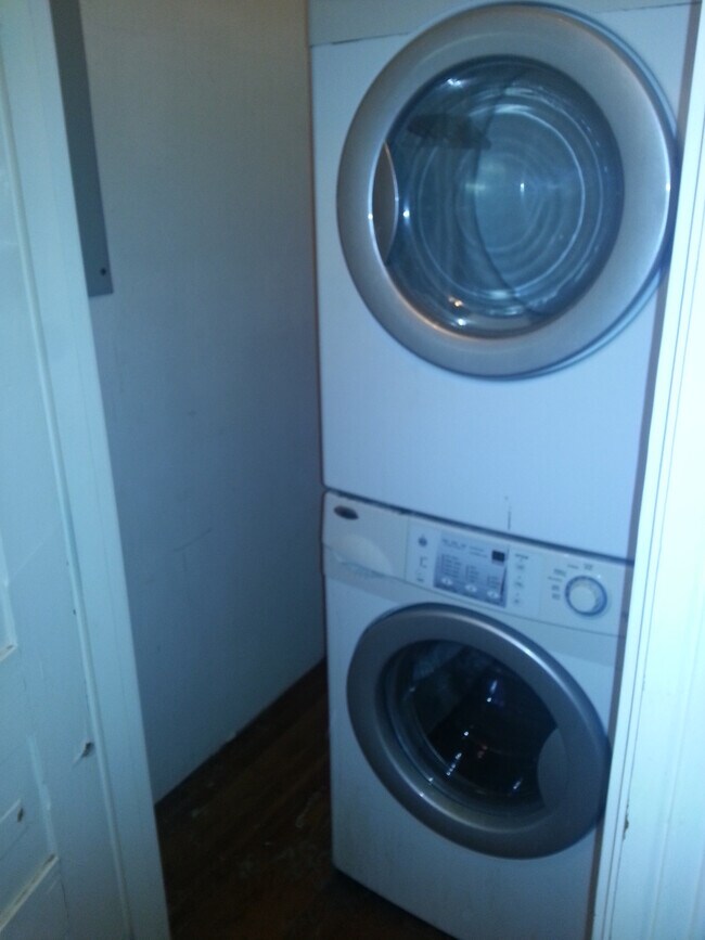 Building Photo - Beautiful 2 bedroom 3 bath condo in the Cherokee Triangle/ Highlands area- ready mid May