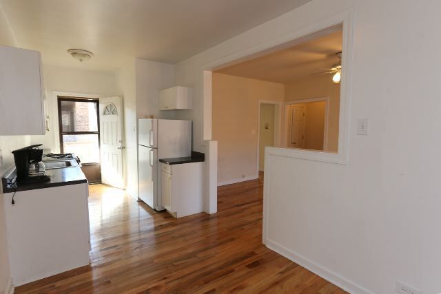 Building Photo - 627 W Cornelia Ave