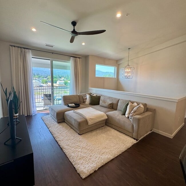 Building Photo - Cute, modern 2 bed 2.5 bath condo for rent!