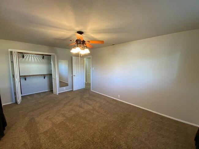 Building Photo - 5 Bedroom Home Available Near Wyoming Blvd NE & Comanche Rd NE!