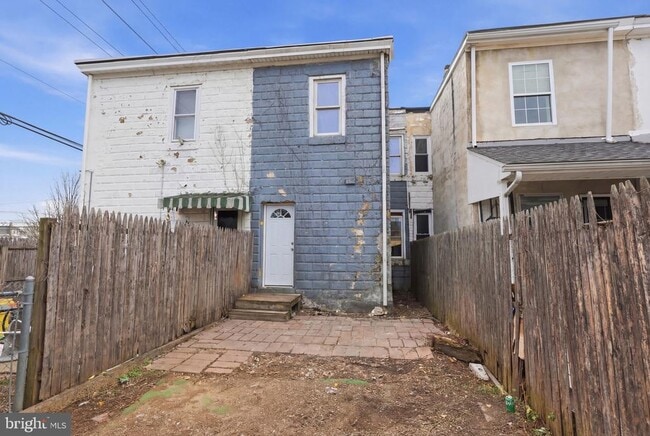 Building Photo - 25 Lily St