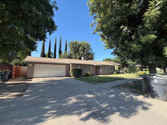 Building Photo - 657 E Sonora Ave