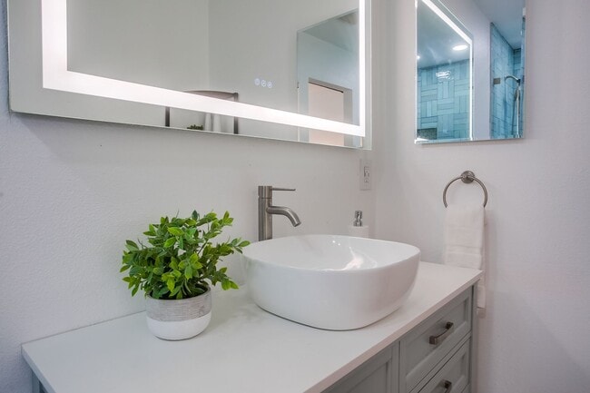 Building Photo - Newly Renovated 3BR/2BA Condo in
