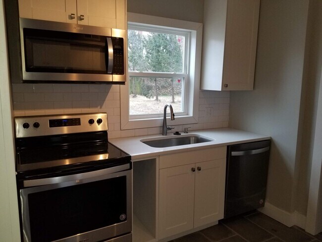 Building Photo - 643 E Meyer Blvd