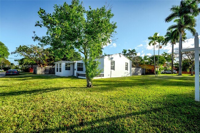 Building Photo - 1621 S 16th Ave