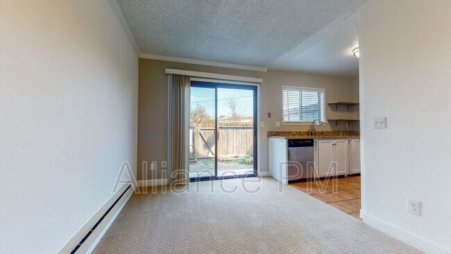 Building Photo - 221 College View Dr