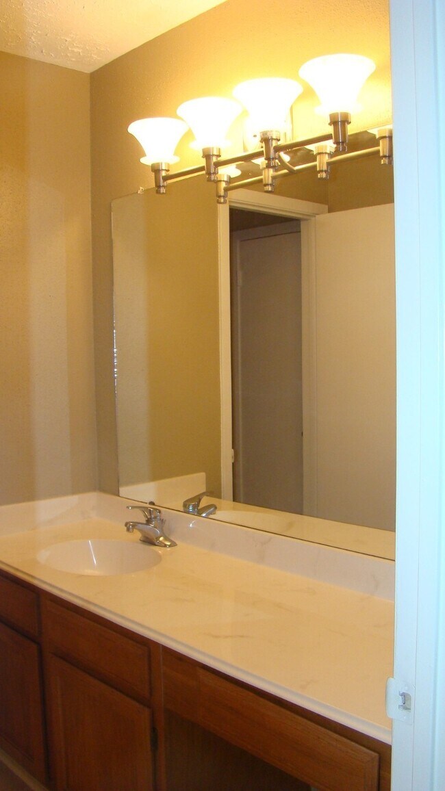 Building Photo - 2715 Sunbird Dr