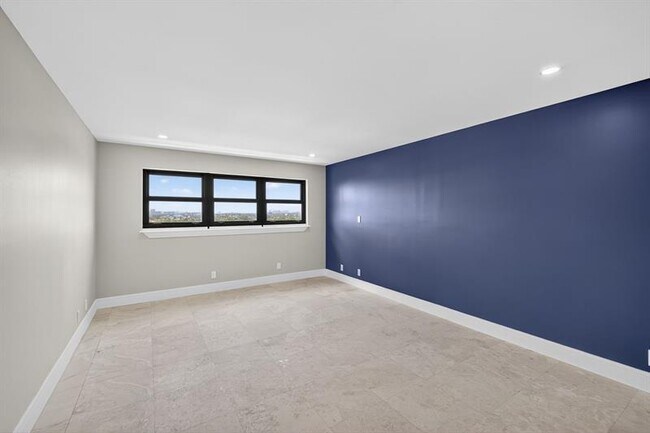 Building Photo - 3200 Port Royale Dr N