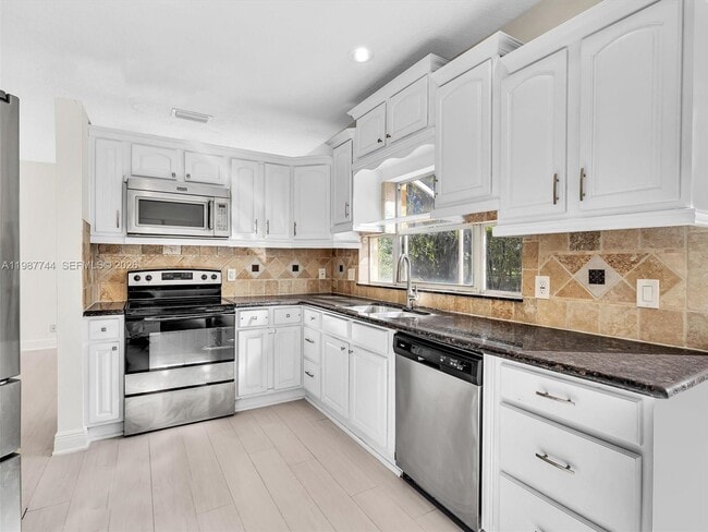 Building Photo - 11407 Lakeview Dr