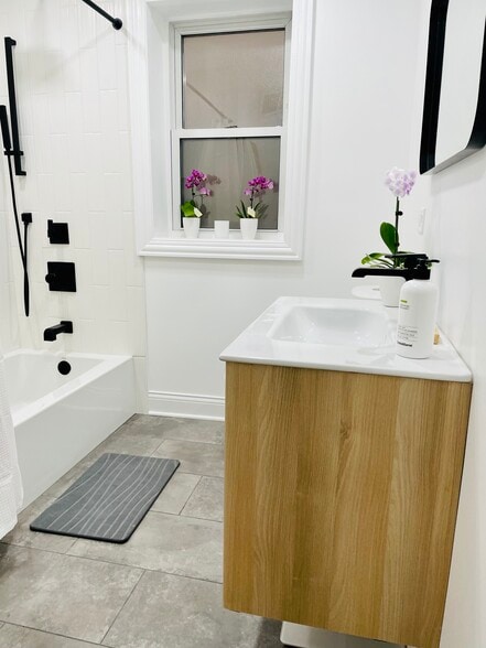 Building Photo - 5811 N Winthrop Ave