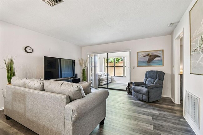 Building Photo - 7433 Greystone Dr