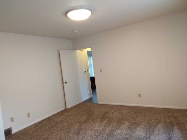 Building Photo - 915 Garfield Ave