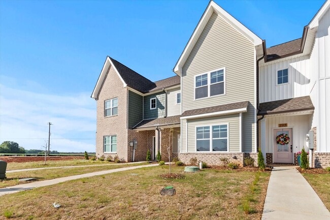 Building Photo - MOVE IN Special....1st Month's Rent Free!!!