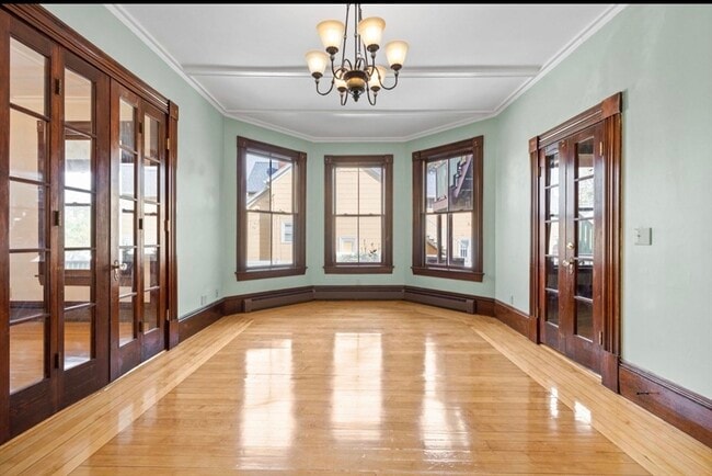 Building Photo - 118 Elm St