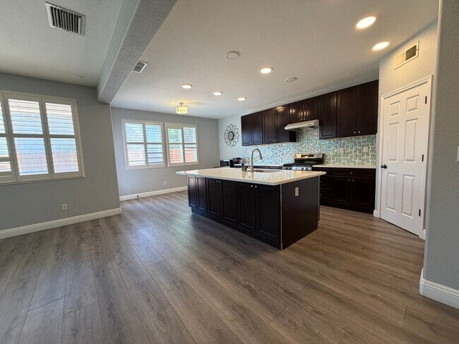 Building Photo - AVAILABLE NOW! LEASE TODAY! 4 Bedroom 3 Bath Elk Grove Home with Bonus Room!