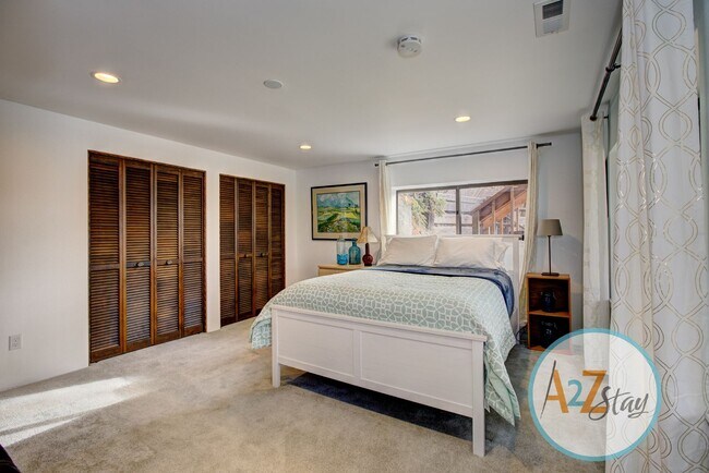 Building Photo - Executive Rental in North End Foothills