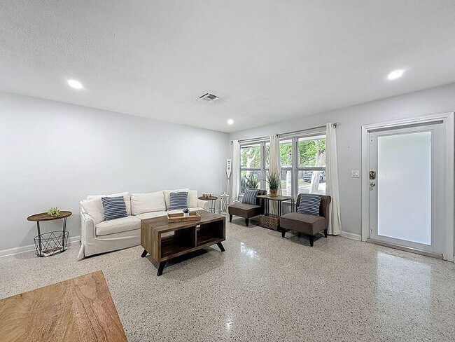 Building Photo - 2840 NE 16th Ct