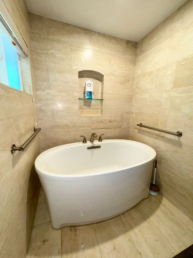 Building Photo - Beautifully Updated 3 Bedroom, 2 bath Rola...