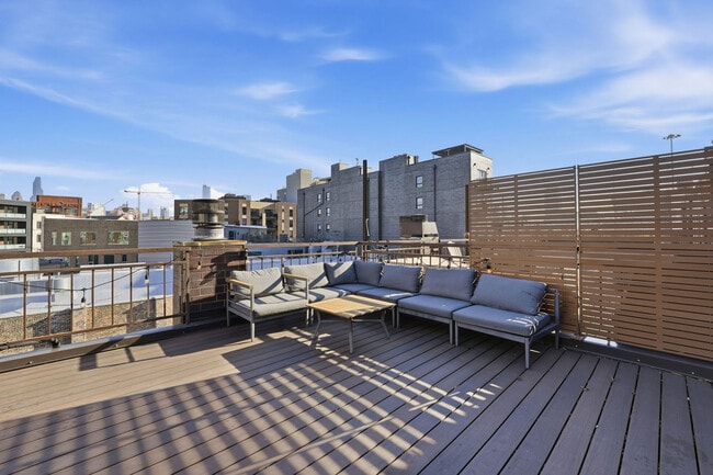 Building Photo - 657 N Carpenter St