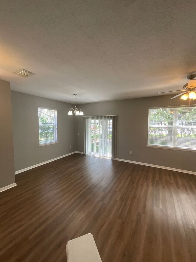 Building Photo - Two Story Town House