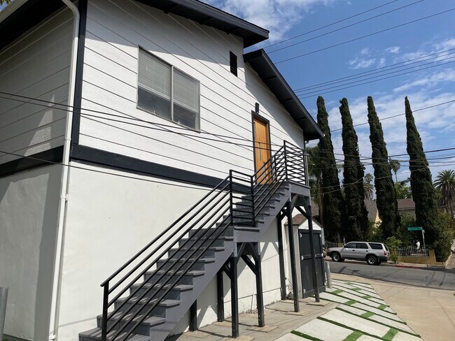 Building Photo - 1385 N Marengo Ave