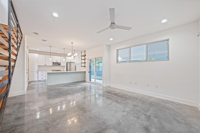 Building Photo - 600 W Odell St