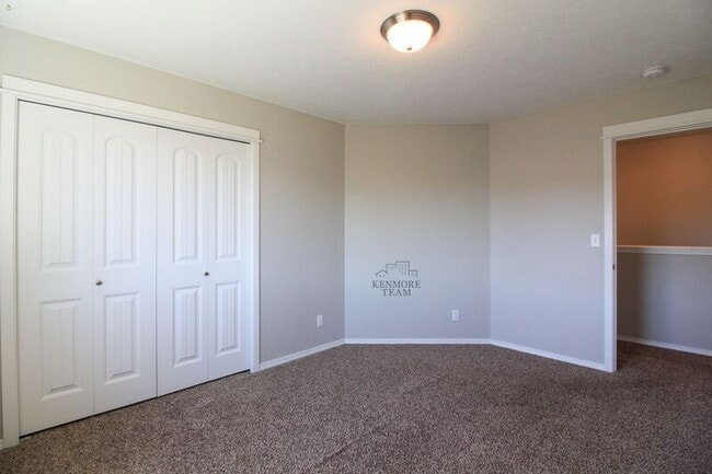 Building Photo - 727 Pinnacle Dr