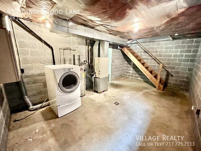 Building Photo - 452 Tanglewood Ln