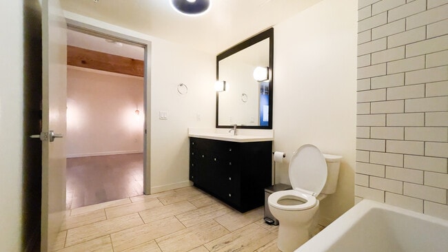 Building Photo - 527 Molino St