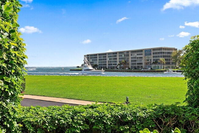 Building Photo - 123 Lakeshore Dr